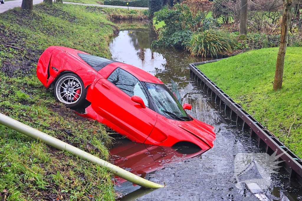 Sportwagen botst tegen boom en belandt in sloot