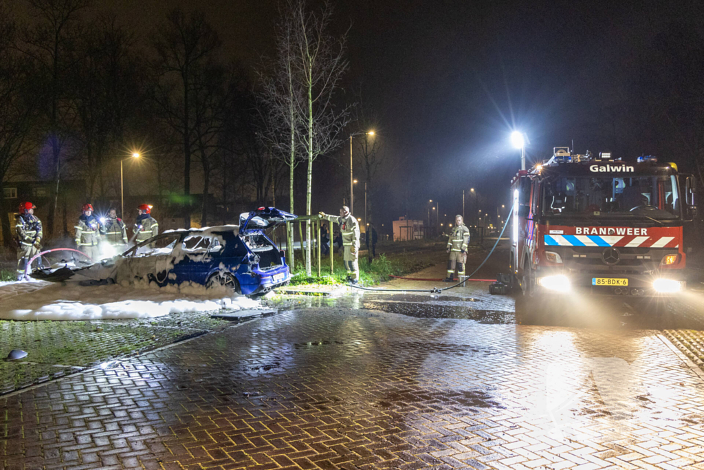 Geparkeerde personenauto vliegt in brand