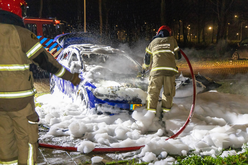 Geparkeerde personenauto vliegt in brand