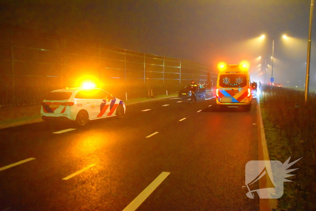 Twee voertuigen botsen op elkaar bij verkeerslichten