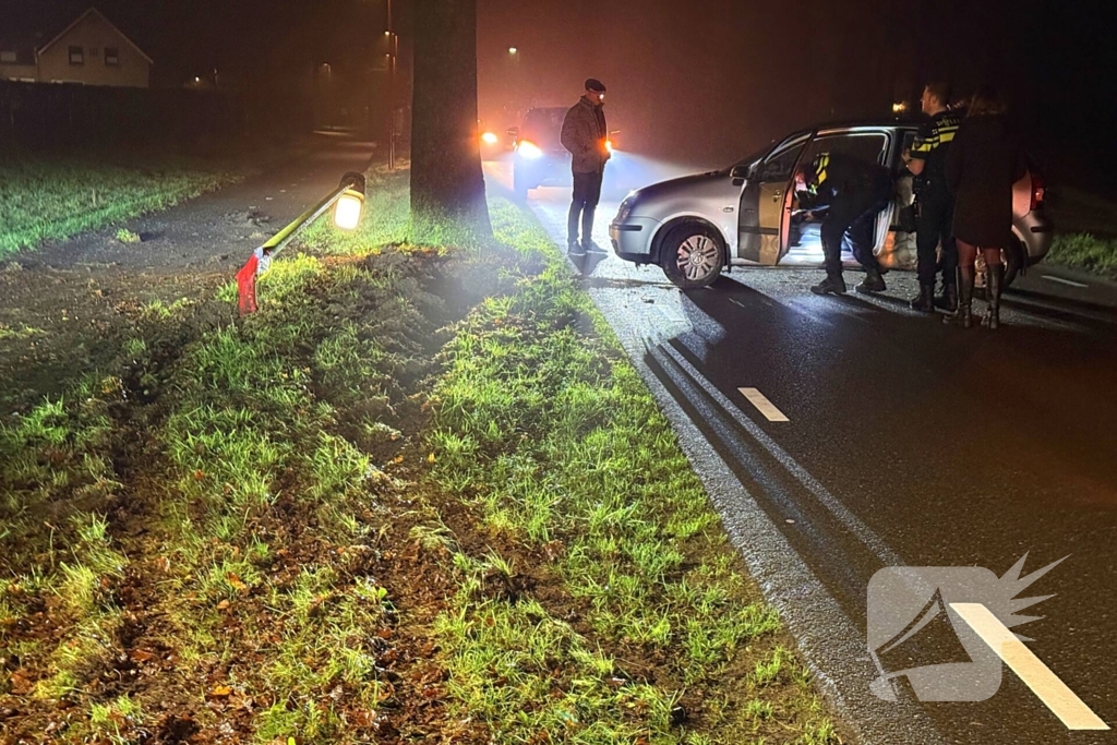 Auto botst tegen lantaarnpaal en belandt tegen boom