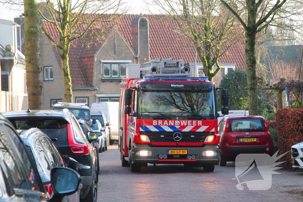 Forse rookwolken bij schuurbrand, brandweer schaalt op