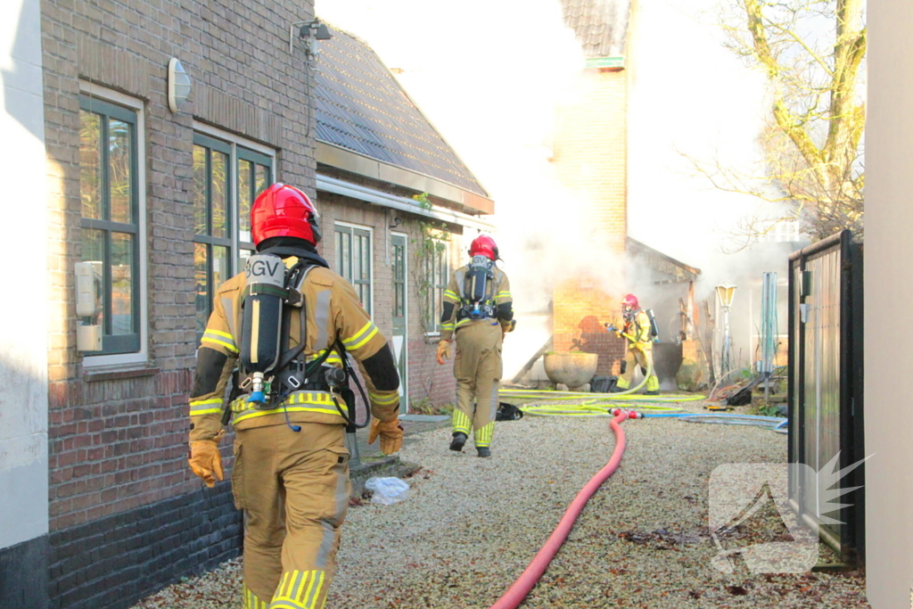 Forse rookwolken bij schuurbrand, brandweer schaalt op