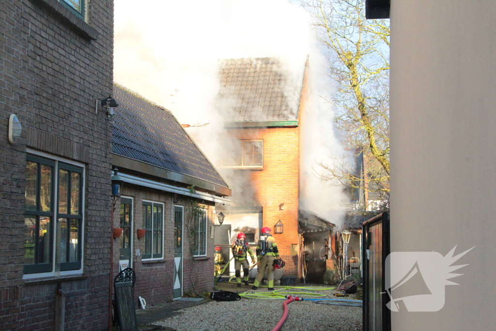 Forse rookwolken bij schuurbrand, brandweer schaalt op