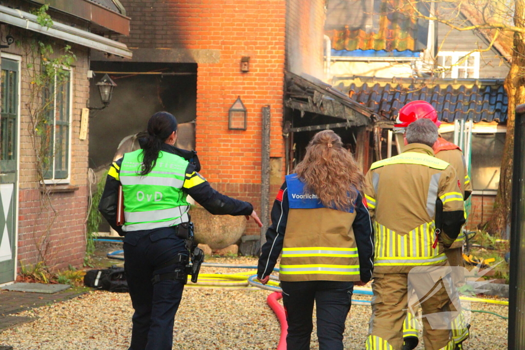 Forse rookwolken bij schuurbrand, brandweer schaalt op