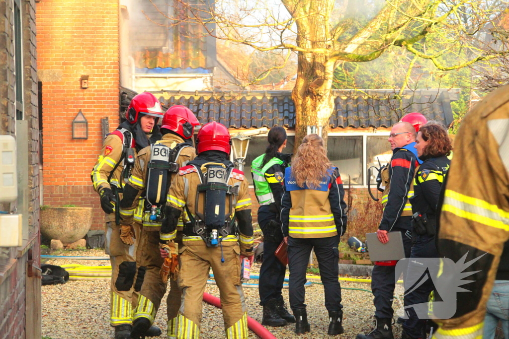 Forse rookwolken bij schuurbrand, brandweer schaalt op