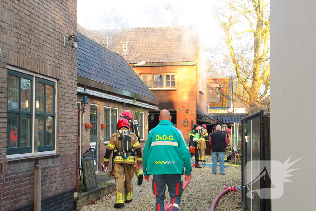 Forse rookwolken bij schuurbrand, brandweer schaalt op