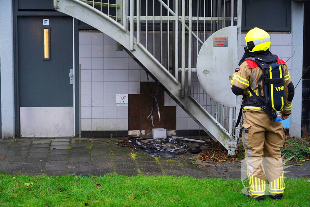 Bewoner reageert geschrokken na brand onder trap van flat