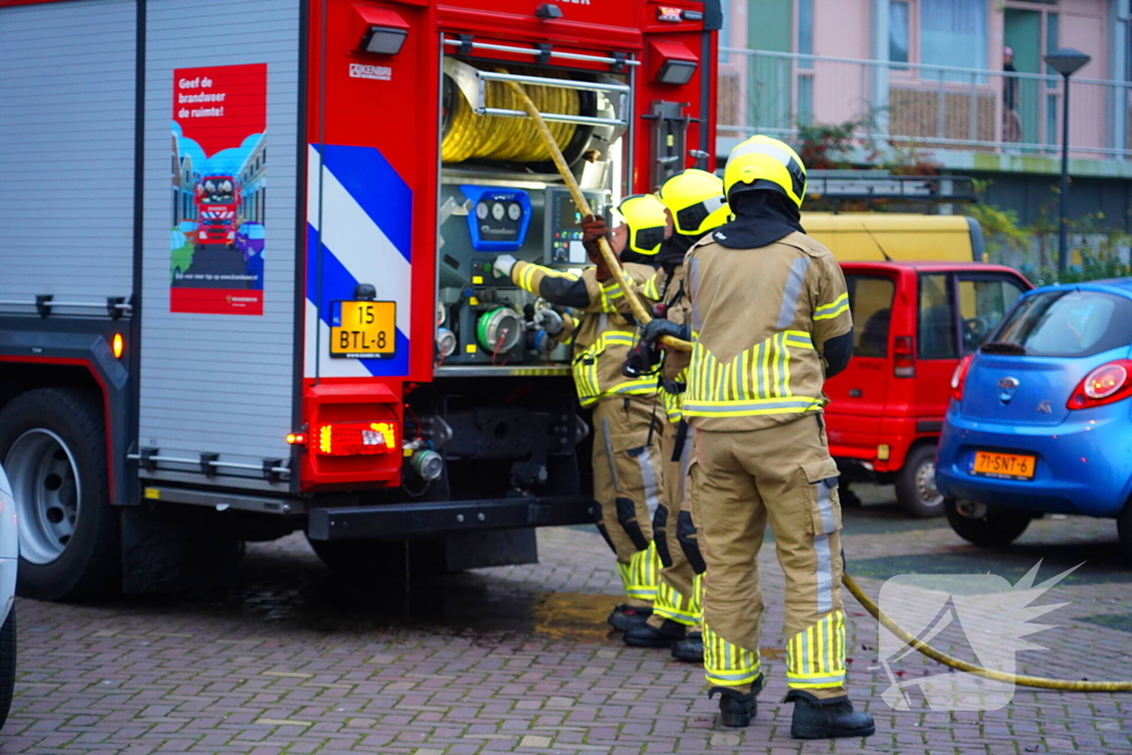 Bewoner reageert geschrokken na brand onder trap van flat