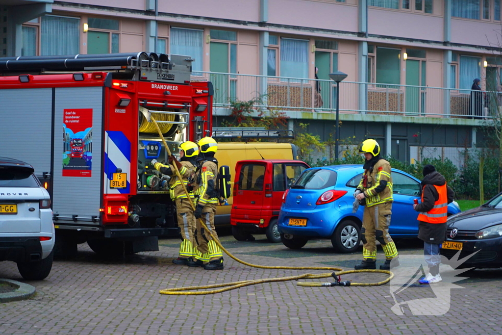 Bewoner reageert geschrokken na brand onder trap van flat