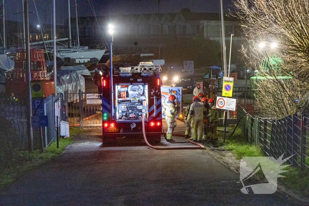 Camper vliegt in brand in jachthaven