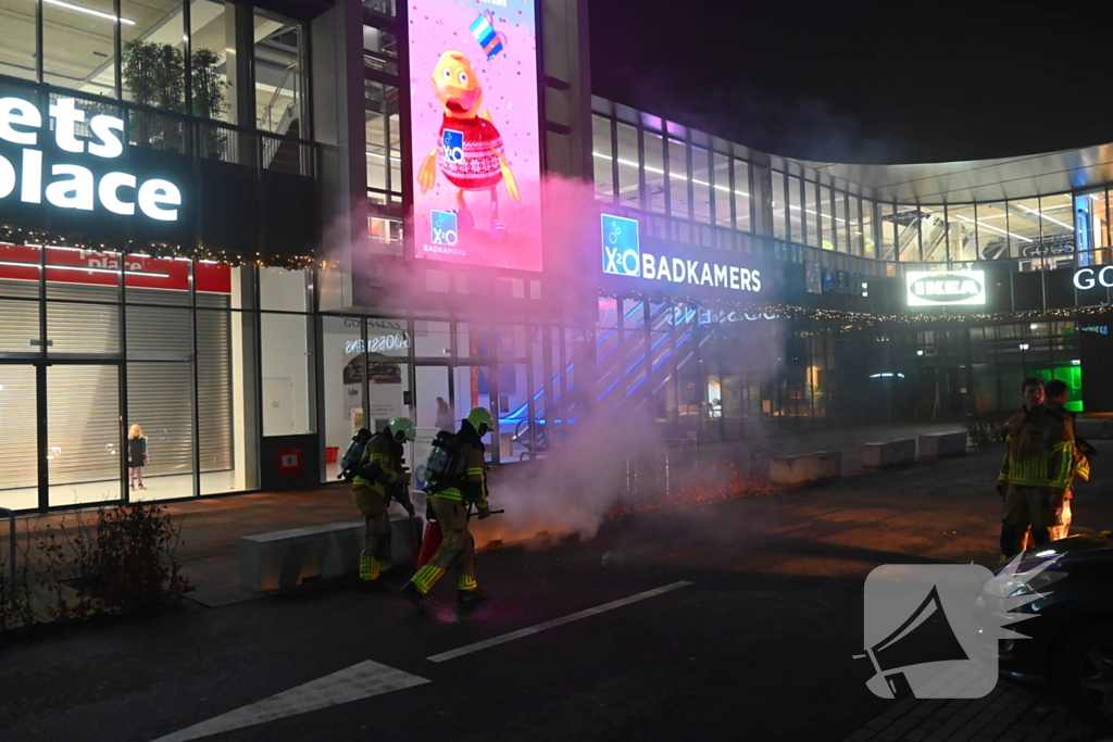 Brandweer blust brandend object