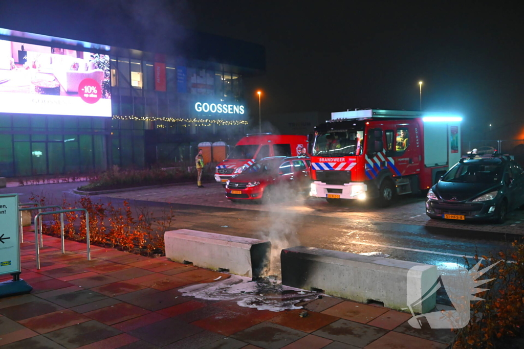 Brandweer blust brandend object