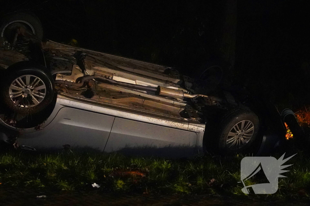 Auto raakt van de weg en belandt op de kop in de sloot