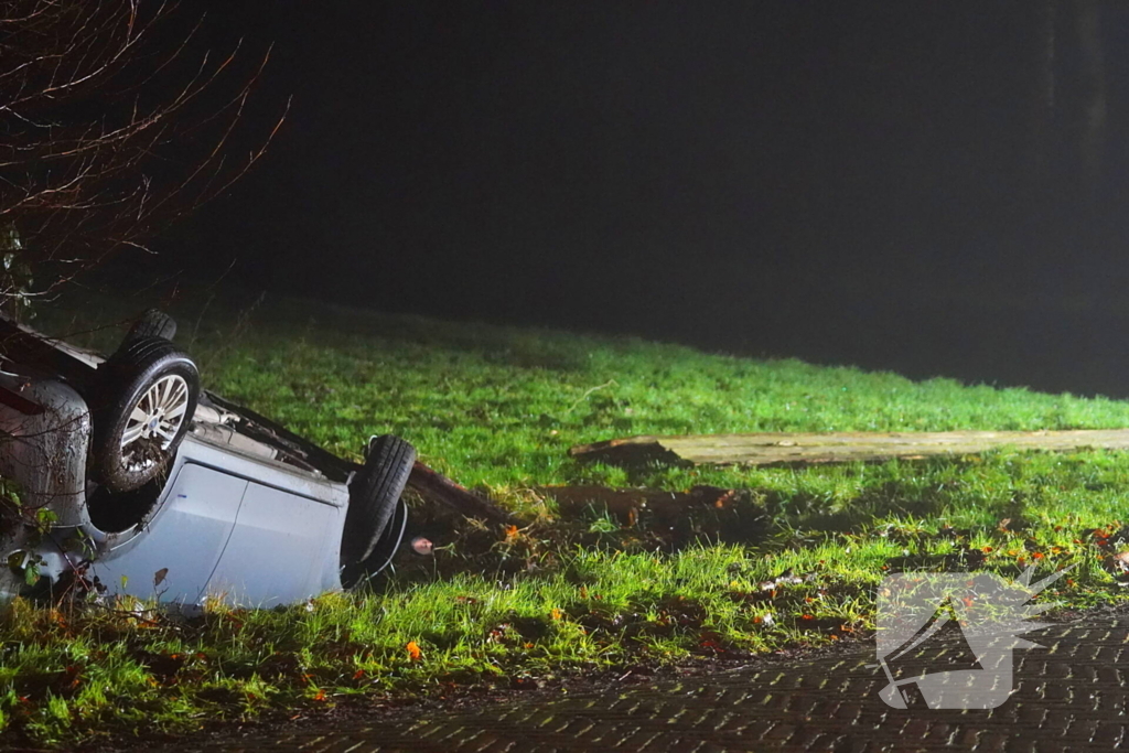 Auto raakt van de weg en belandt op de kop in de sloot