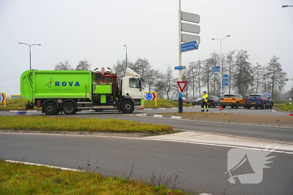 Verkeershinder na ongeval op rotonde