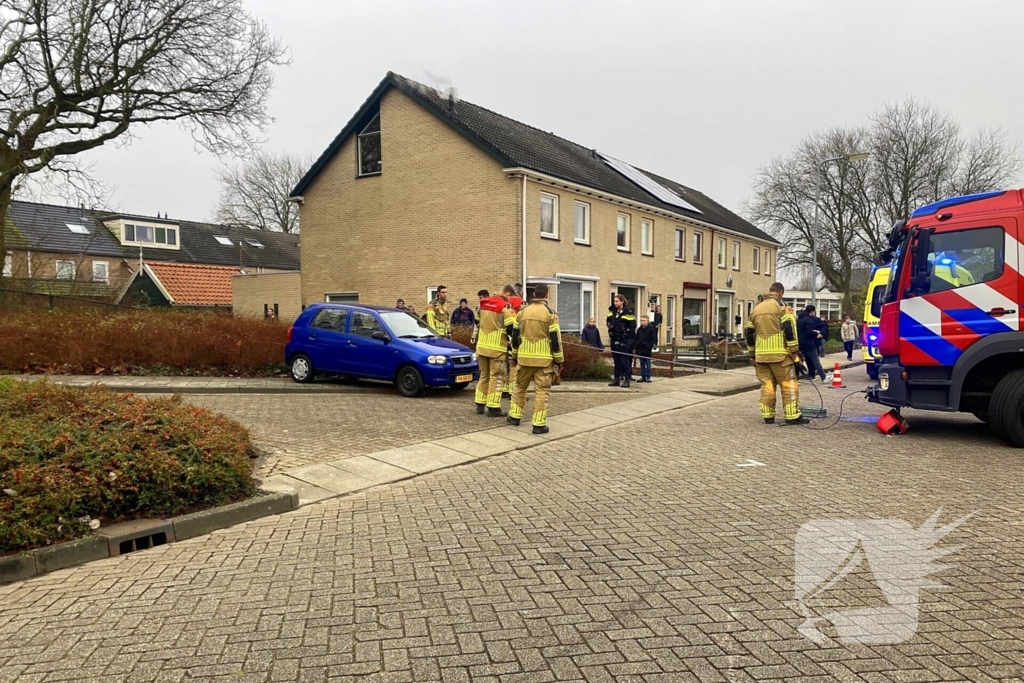 Auto rijdt meters achteruit bosschages in