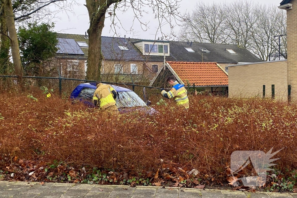 Auto rijdt meters achteruit bosschages in