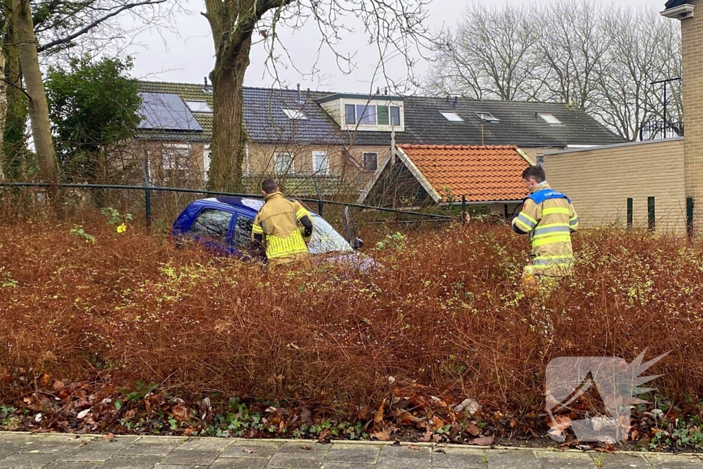 Auto rijdt meters achteruit bosschages in