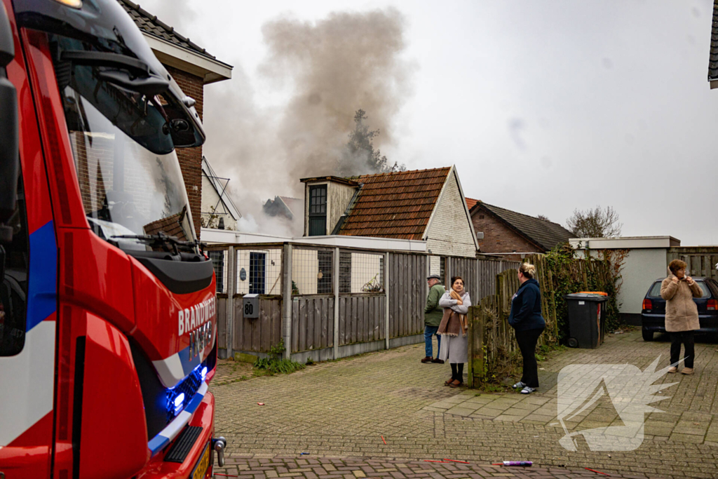 Rookwolken stijgen op uit schuur