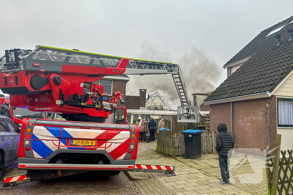 Rookwolken stijgen op uit schuur