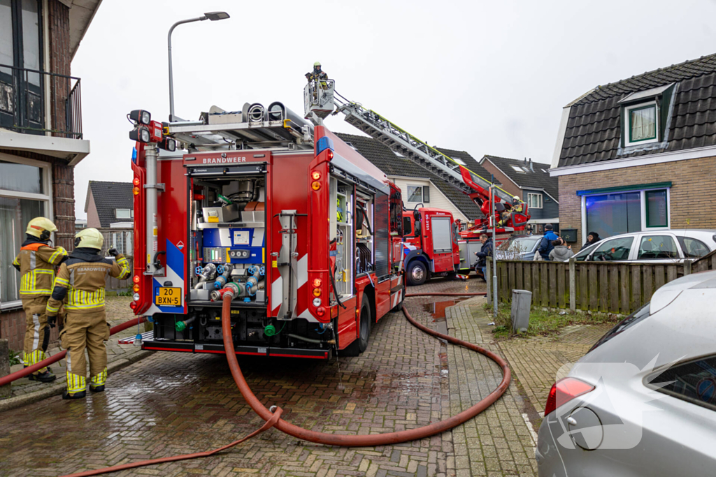 Rookwolken stijgen op uit schuur