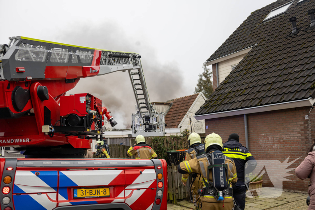 Rookwolken stijgen op uit schuur