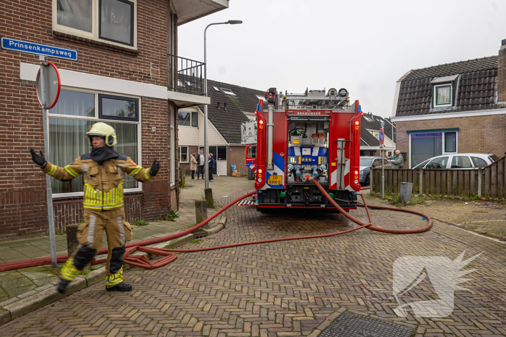 Rookwolken stijgen op uit schuur