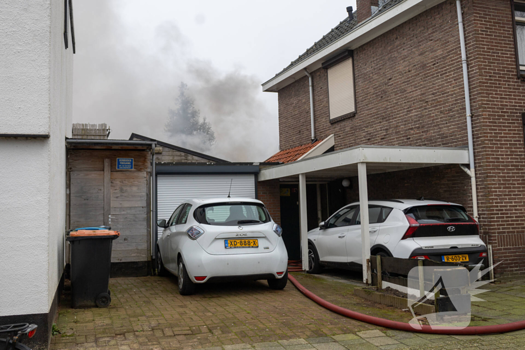 Rookwolken stijgen op uit schuur