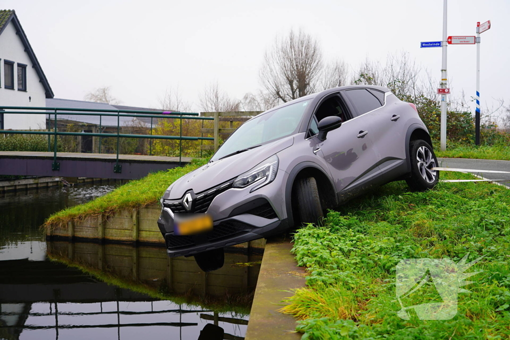 Auto komt boven water te hangen bij keeractie op fietspad