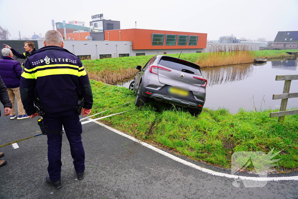 Auto komt boven water te hangen bij keeractie op fietspad