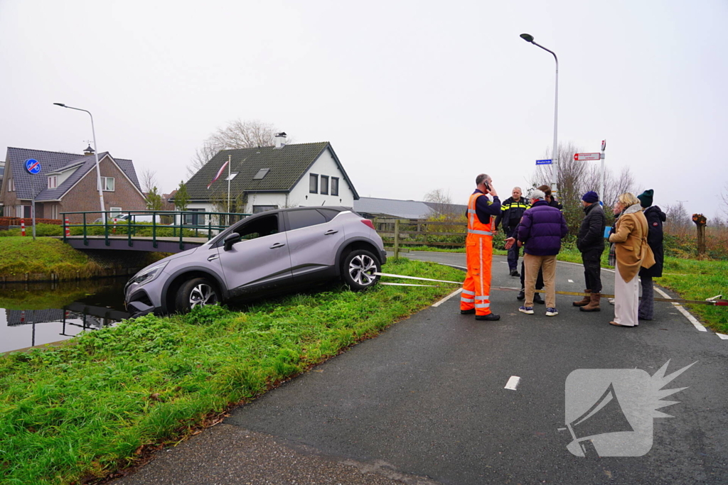 Auto komt boven water te hangen bij keeractie op fietspad