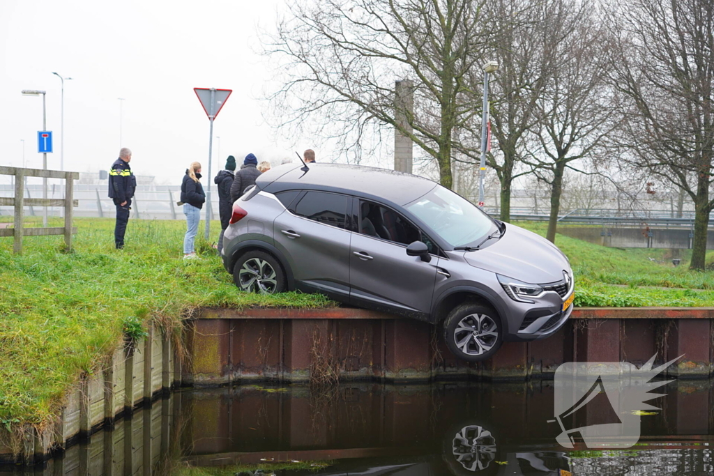 Auto komt boven water te hangen bij keeractie op fietspad