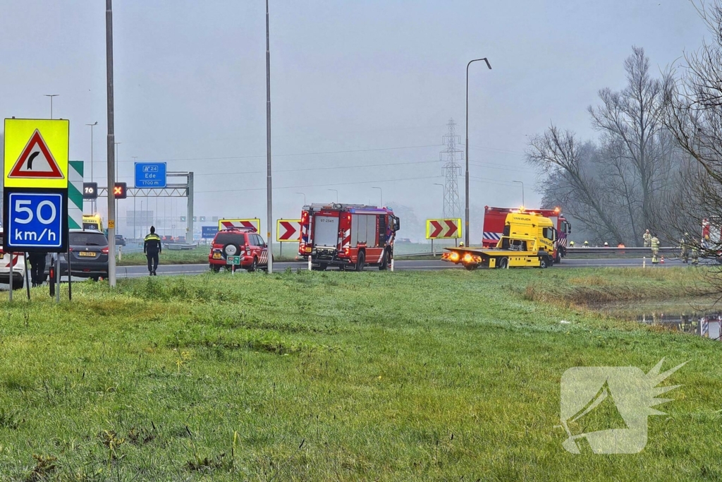 Auto vliegt uit de bocht van snelweg en belandt in water, inzittende gewond