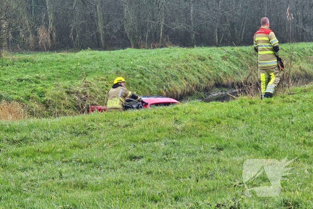 Auto vliegt uit de bocht van snelweg en belandt in water, inzittende gewond