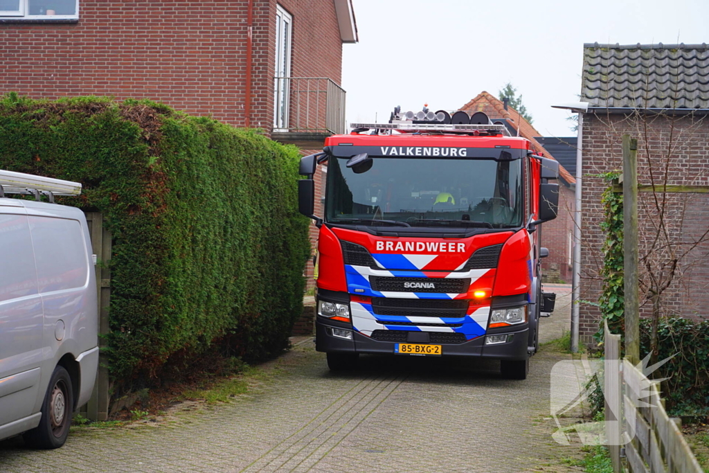 Brandweer speurt naar gaslekkage onder bestrating