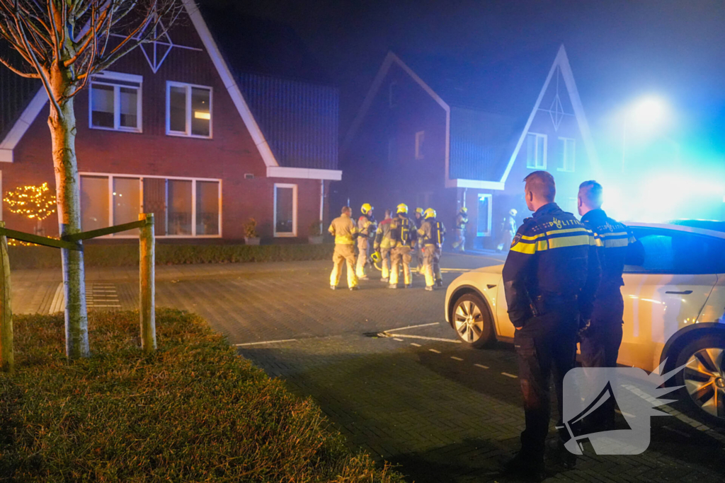 Brandweer blust brand in bijgebouw