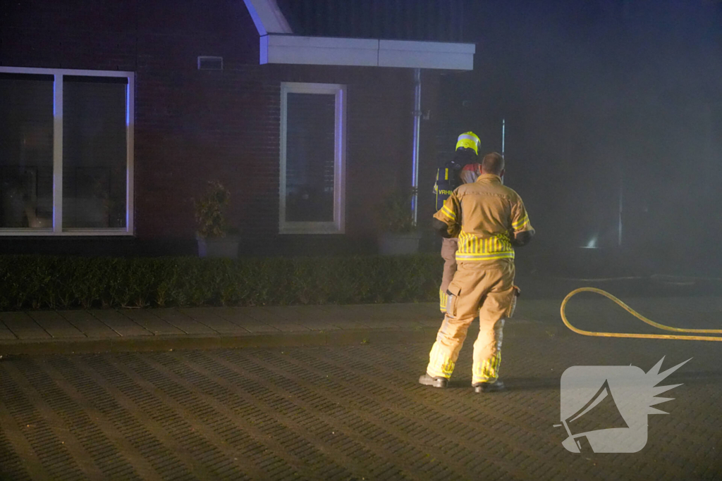 Brandweer blust brand in bijgebouw