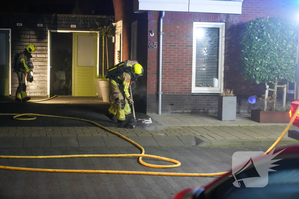 Brandweer blust brand in bijgebouw