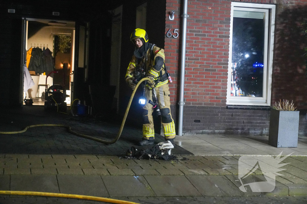 Brandweer blust brand in bijgebouw