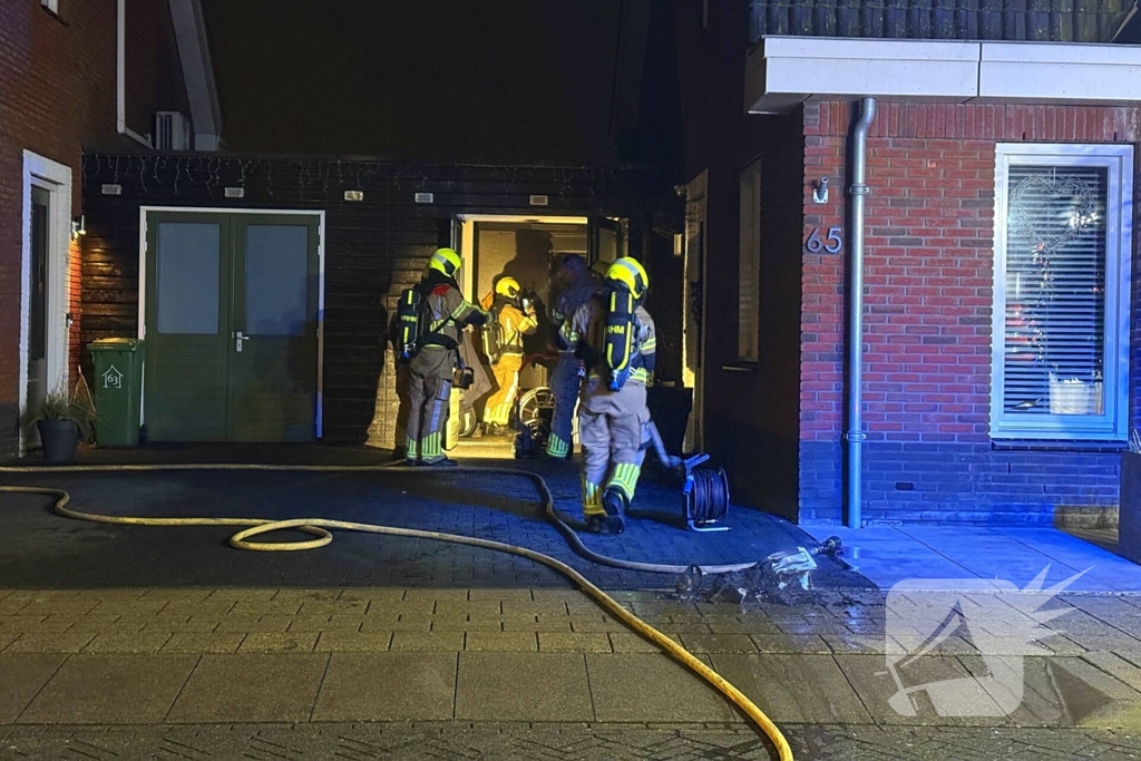 Brandweer blust brand in bijgebouw