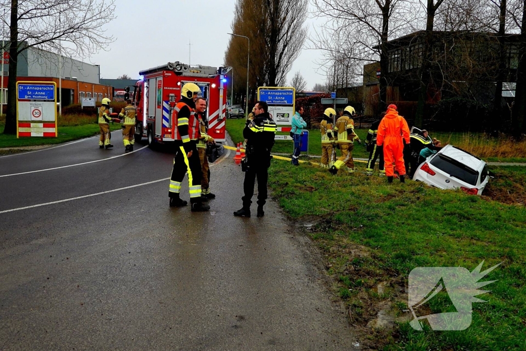 Bestuurster mist bocht en belandt in sloot