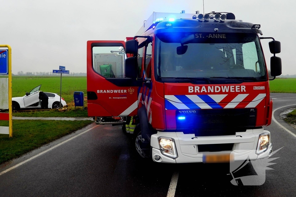 Bestuurster mist bocht en belandt in sloot