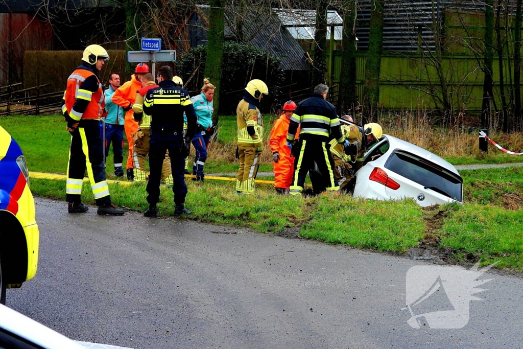 Bestuurster mist bocht en belandt in sloot