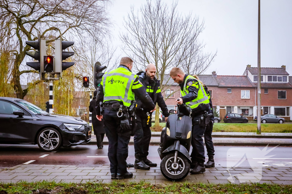 Scooterrijder gewond bij aanrijding met auto