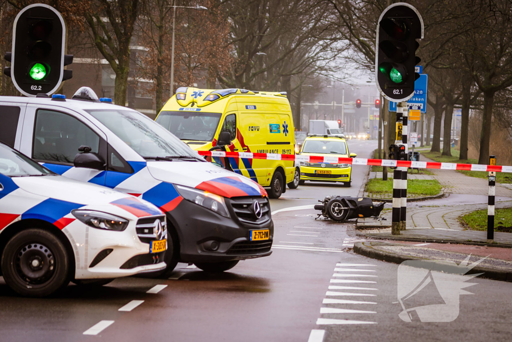 Scooterrijder gewond bij aanrijding met auto