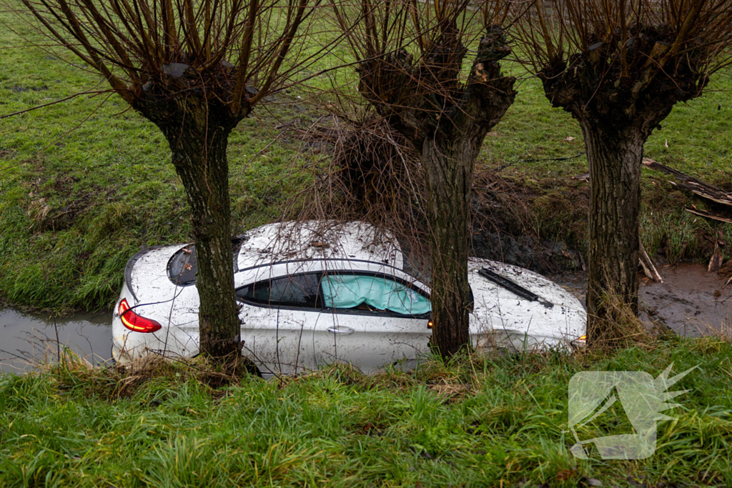 Forse schade bij te water geraakte auto