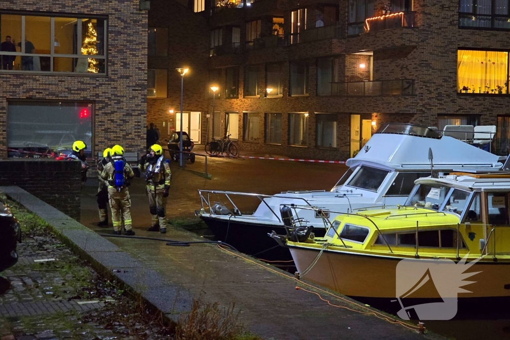 Veel rook bij brand op boot