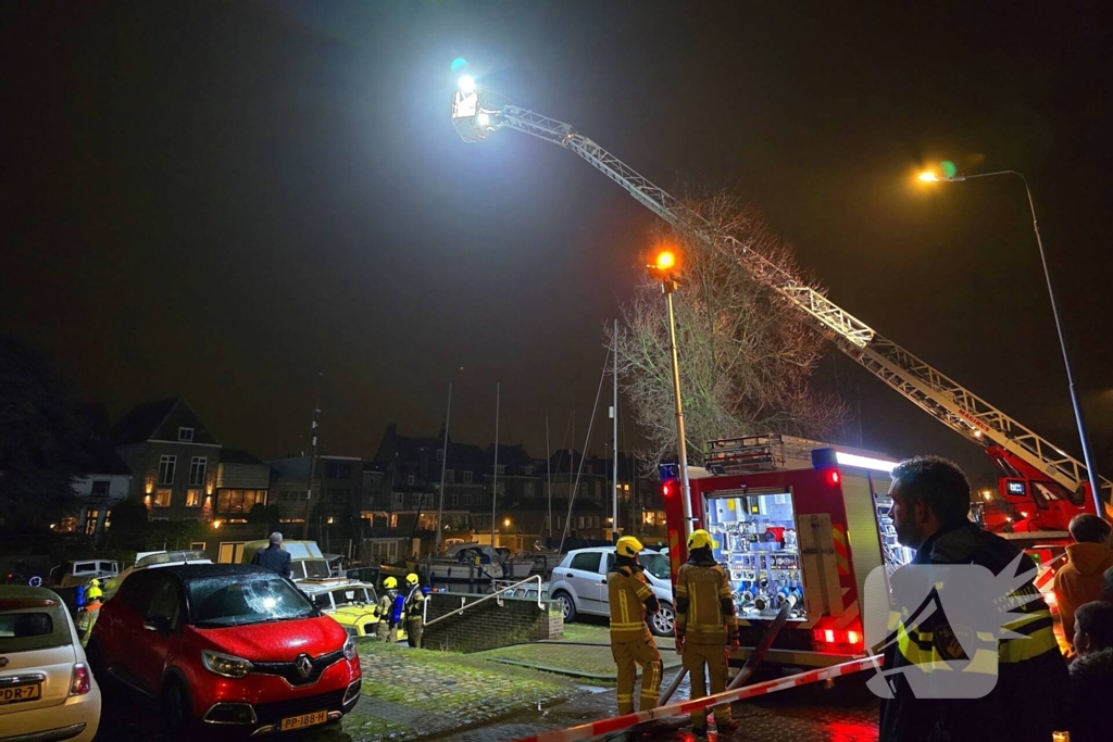 Veel rook bij brand op boot