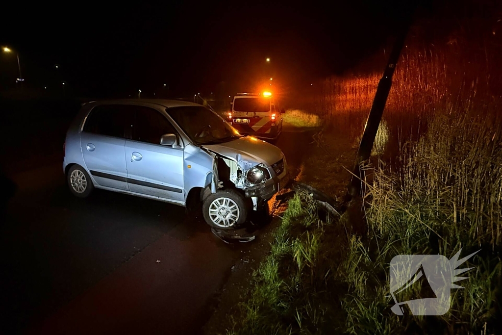 Automobilist verliest macht over stuur en klapt op lantaarnpaal